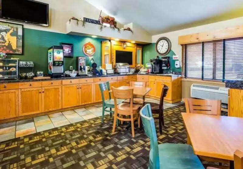 Americinn By Wyndham Hampton Екстер'єр фото